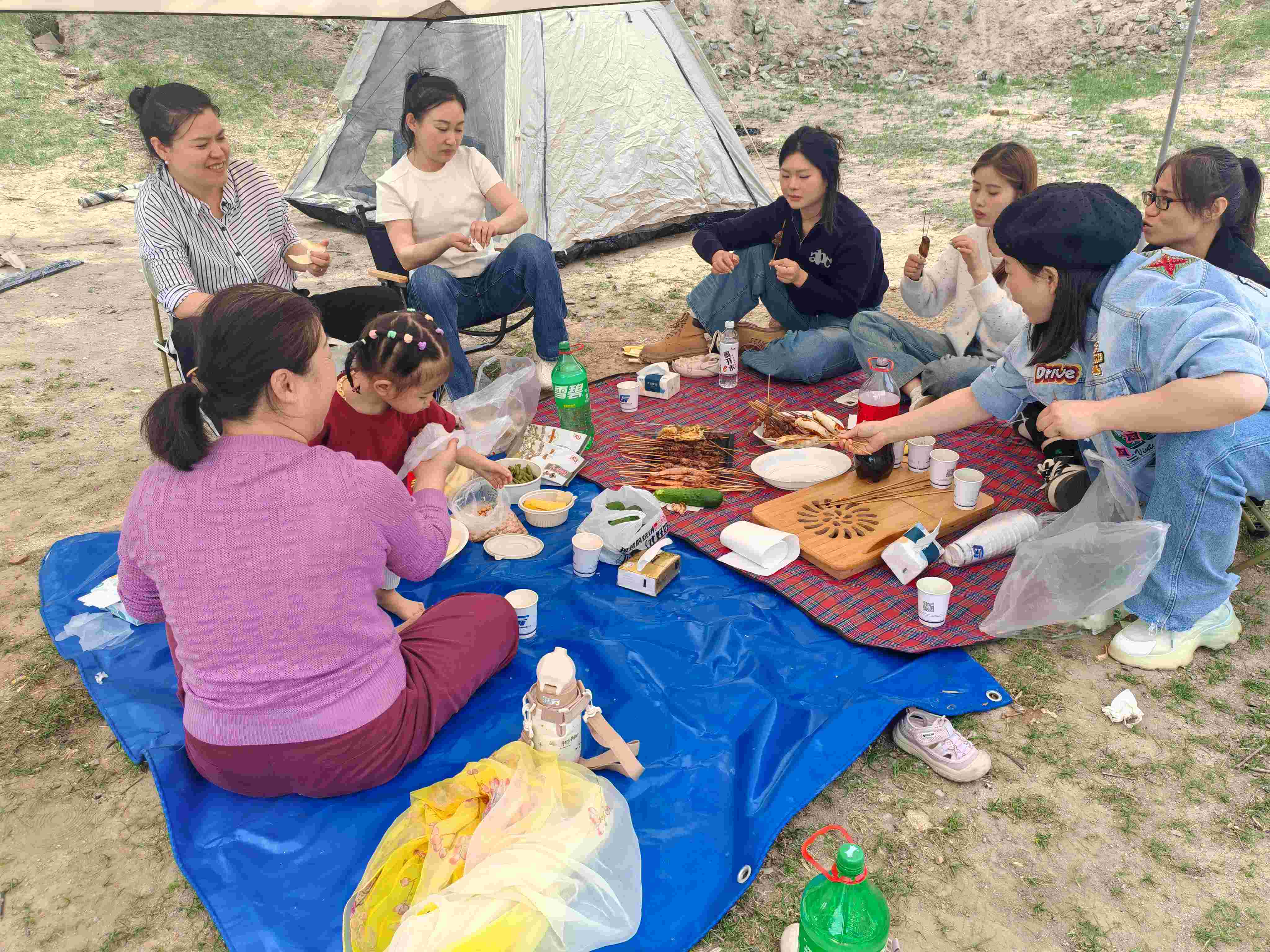 Barbacoa grupal, comida compartida - ¡Feliz Día del Trabajo!(7)